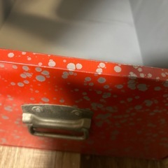 軽い金属製の葛籠(つづら)の画像