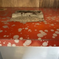 軽い金属製の葛籠(つづら)の画像