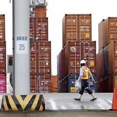 名古屋港でコンテナのダメージチェク作業の画像