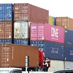 名古屋港でコンテナのダメージチェク作業の画像