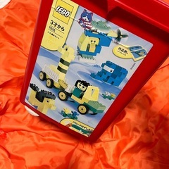 不揃いLEGOとプレイスペースの画像