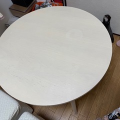 テーブルと椅子2脚のセットです。の画像