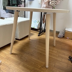 テーブルと椅子2脚のセットです。の画像