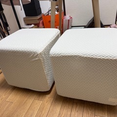 テーブルと椅子2脚のセットです。の画像