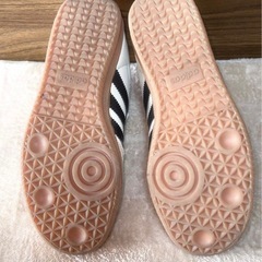 adidasスニーカーの画像