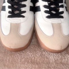 adidasスニーカーの画像