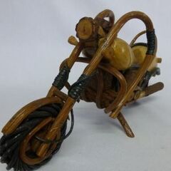 ハーレの手作り木製バイクの置物です。の画像