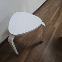 背もたれのない椅子２脚の画像