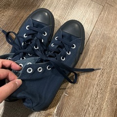 コンバース紺色シューズの画像
