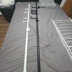 突っ張り服かけハンガーの画像