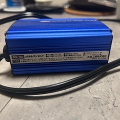 USB 車内用 電源 シガーソケット コンセント 2個口 ブルーーの画像