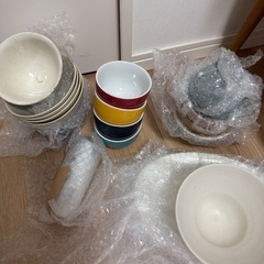 無印の箱とお皿たちの画像