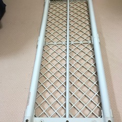 ②白い突っ張り棚の画像