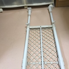 ②白い突っ張り棚の画像