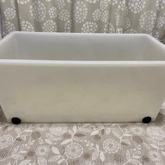 蓋つき収納ケース　キャスタ―付きの画像