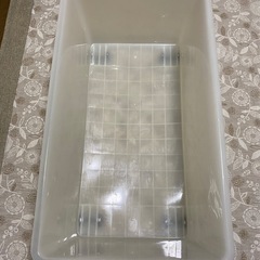 蓋つき収納ケース　キャスタ―付きの画像
