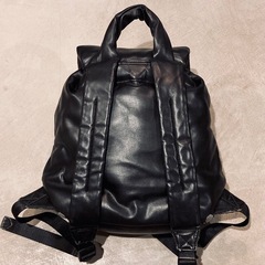 ■zara 人気完売品 キルトフェイクレザーリュックの画像