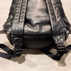 ■zara 人気完売品 キルトフェイクレザーリュックの画像