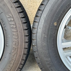 交換可【軽バン・軽トラックなどの軽貨物車用 社外品12インチアルミホイール BRIDGESTONE W300 145/80R12 スタッドレスタイヤ付き 2本セット 】12X4.00B　INSET 42 JWLとJWL・T 両方の刻印がありますので軽貨物車にも使用可能です。の画像