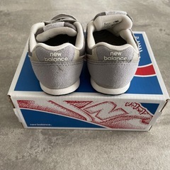【美品】new balance グレー 12cmの画像