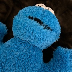 ユニクロ KAWS セサミストリート クッキーモンスター ぬいぐるみみの画像