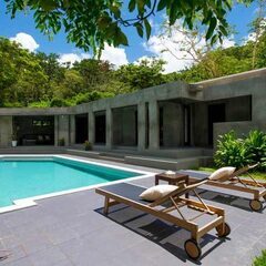 宮古島⭐︎ラグジュアリーホテルのプール水質管理スタッフの画像