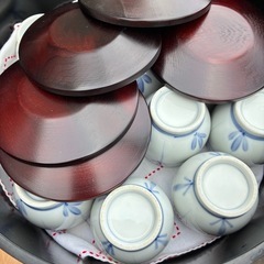 漆器 蓋付き容器 梅の花デザインの画像