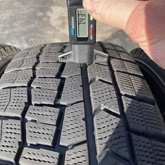 セレナ ポクシー プリウス 195/65R15 スタッドレスタイヤ 4本 DUNLOP WINTER MAXX バリ山 2022年製1本 2018年製3本 の画像