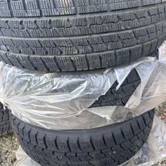  スタッドレスタイヤ4本の画像