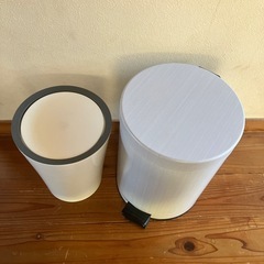 ゴミ箱2個の画像