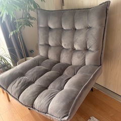 大理石柄テーブルと一人用ソファーのセットの画像