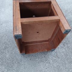 木製の台？椅子？の画像