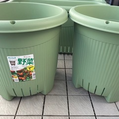 リッチェルプランター（長方形3個+丸型2個）、レンガ4個、支柱留め具5個、180cm支柱８本の画像