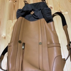 ペッレモルビダ ESPLORA リュック ベージュ レザー 大型  ○アイテム PELLE MORBIDA リュック　エスプローラ　レザー　ベージュ　大型　大容量　ビジネスバッグ  ○購入先 大手フリマアプリ  ○採寸（サイズ） 縦幅44cm 横幅34cm 厚さ15cm ※素人採寸です。ご了承ください。   ○カラー ベージュ  ○素材 本革レザーの画像