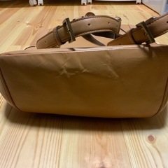 ペッレモルビダ ESPLORA リュック ベージュ レザー 大型  ○アイテム PELLE MORBIDA リュック　エスプローラ　レザー　ベージュ　大型　大容量　ビジネスバッグ  ○購入先 大手フリマアプリ  ○採寸（サイズ） 縦幅44cm 横幅34cm 厚さ15cm ※素人採寸です。ご了承ください。   ○カラー ベージュ  ○素材 本革レザーの画像