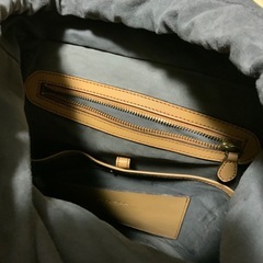 ペッレモルビダ ESPLORA リュック ベージュ レザー 大型  ○アイテム PELLE MORBIDA リュック　エスプローラ　レザー　ベージュ　大型　大容量　ビジネスバッグ  ○購入先 大手フリマアプリ  ○採寸（サイズ） 縦幅44cm 横幅34cm 厚さ15cm ※素人採寸です。ご了承ください。   ○カラー ベージュ  ○素材 本革レザーの画像