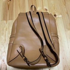 ペッレモルビダ ESPLORA リュック ベージュ レザー 大型  ○アイテム PELLE MORBIDA リュック　エスプローラ　レザー　ベージュ　大型　大容量　ビジネスバッグ  ○購入先 大手フリマアプリ  ○採寸（サイズ） 縦幅44cm 横幅34cm 厚さ15cm ※素人採寸です。ご了承ください。   ○カラー ベージュ  ○素材 本革レザーの画像