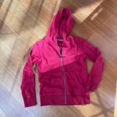 UNIQULO140サイズ　赤パーカーの画像