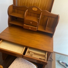 無垢材の勉強机　ピーターラビットの画像