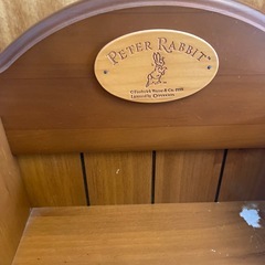 無垢材の勉強机　ピーターラビットの画像