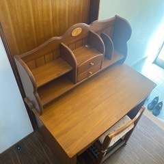 無垢材の勉強机　ピーターラビットの画像