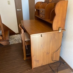 無垢材の勉強机　ピーターラビットの画像