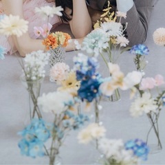 小さめのたくさんの花瓶の画像