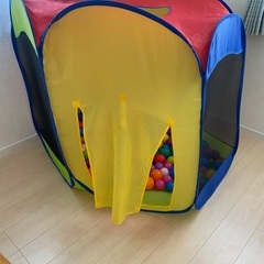 テント付きボールプールの画像