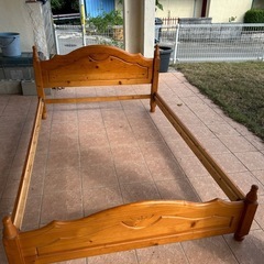 セミダブルベッドフレームとマットレスの画像