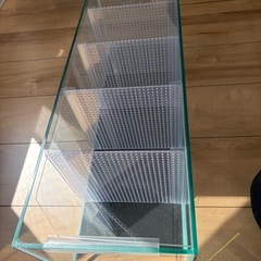 仕切り板付ガラス水槽の画像
