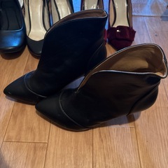 パンプス、ショートブーツなどの画像