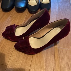 パンプス、ショートブーツなどの画像