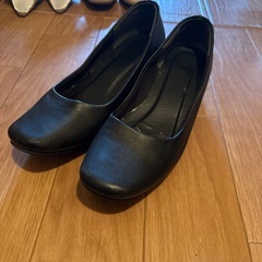 パンプス、ショートブーツなどの画像