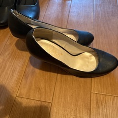 パンプス、ショートブーツなどの画像